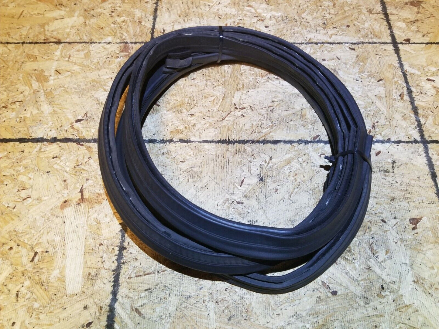 07 08 09 10 Mercedes-benz R350 Under Hood Weatherstrip Seal OEM
