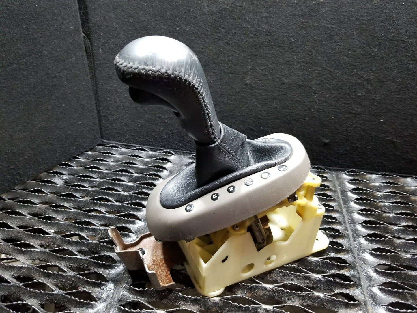 04 05 06 Chrysler Sebring Convertible Gear Selector Shifter Knob OEM