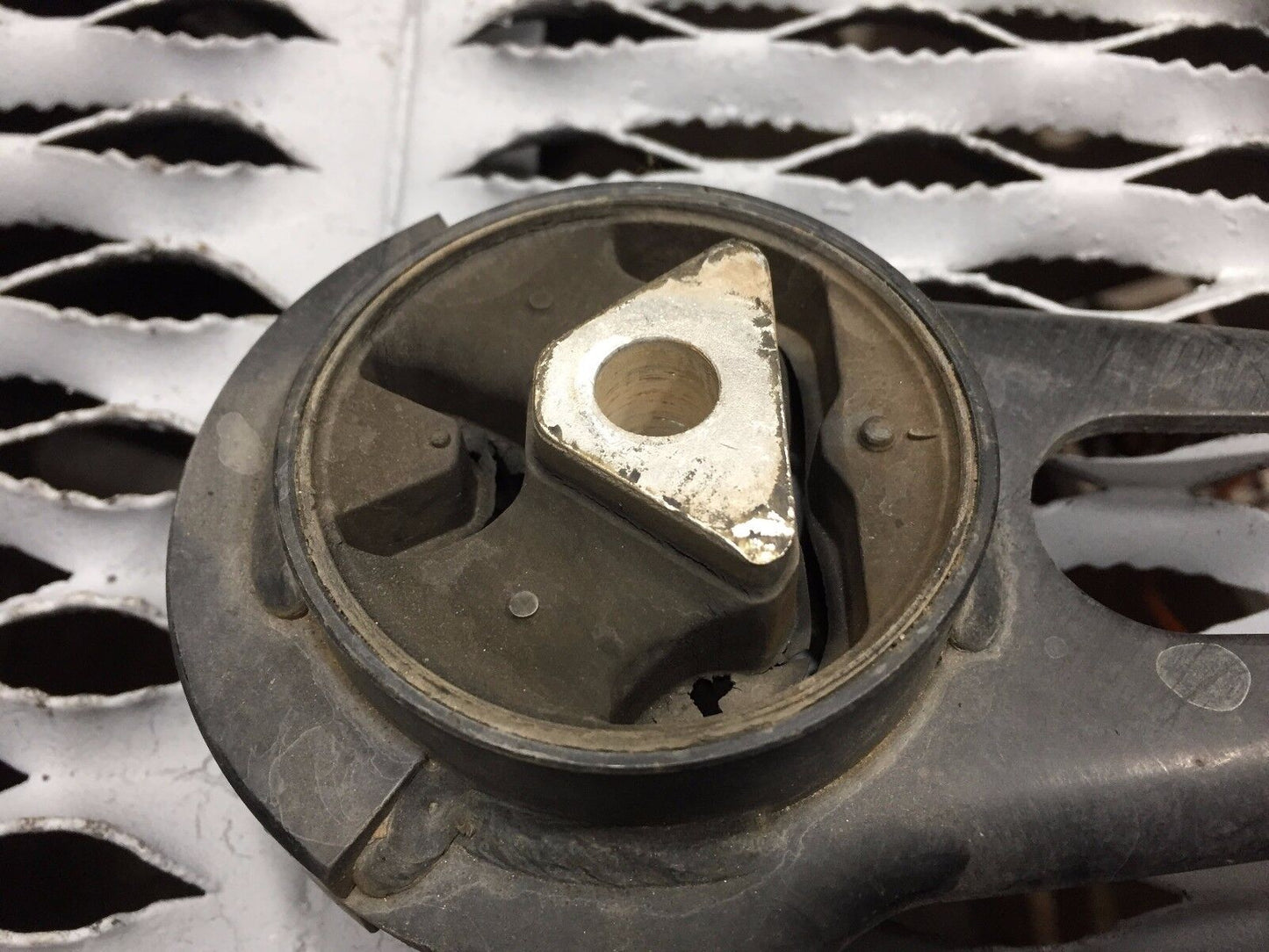 14 15 16 17 Nissan Versa Sdn Engine Motor Mount Right Passenger Side OEM