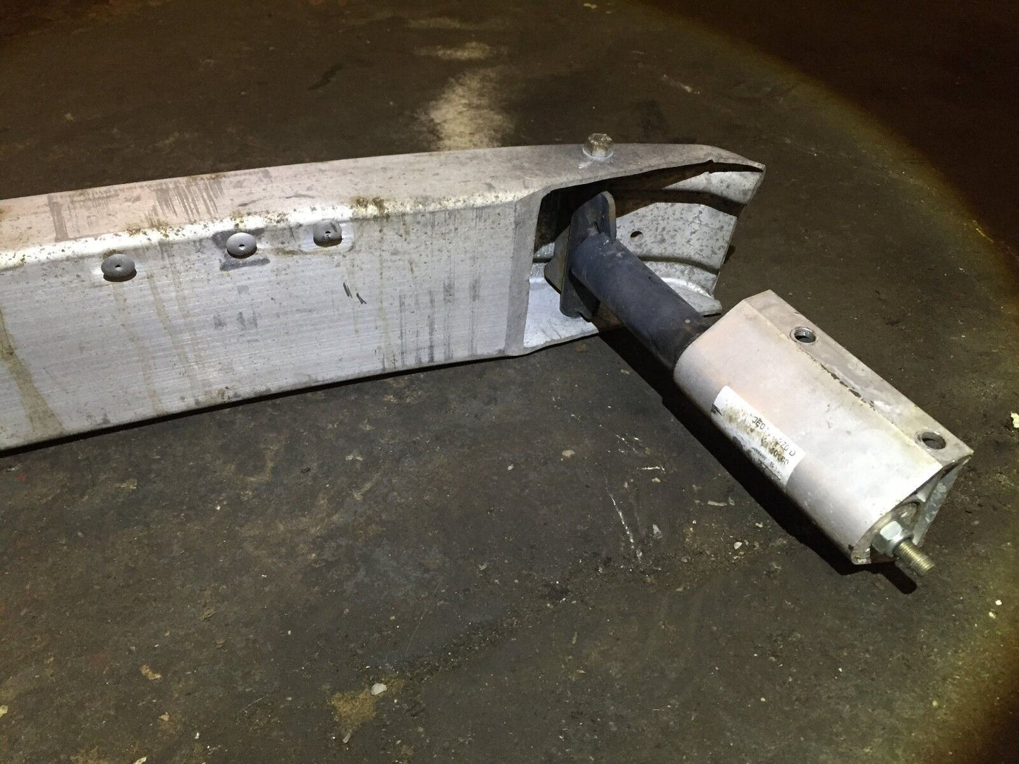 05 06 07 08 Audi A4 B7 Rear Reinforcement Absorber Bar OEM