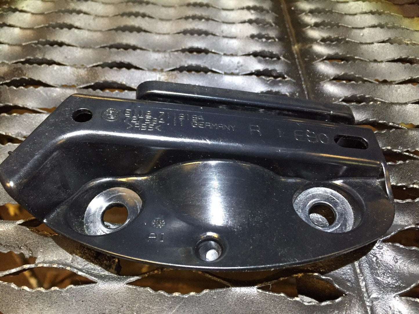 07 08 09 10 11 2009 BMW 328xi Rear Right Bracket Support Bumper 7118194 2009 OEM