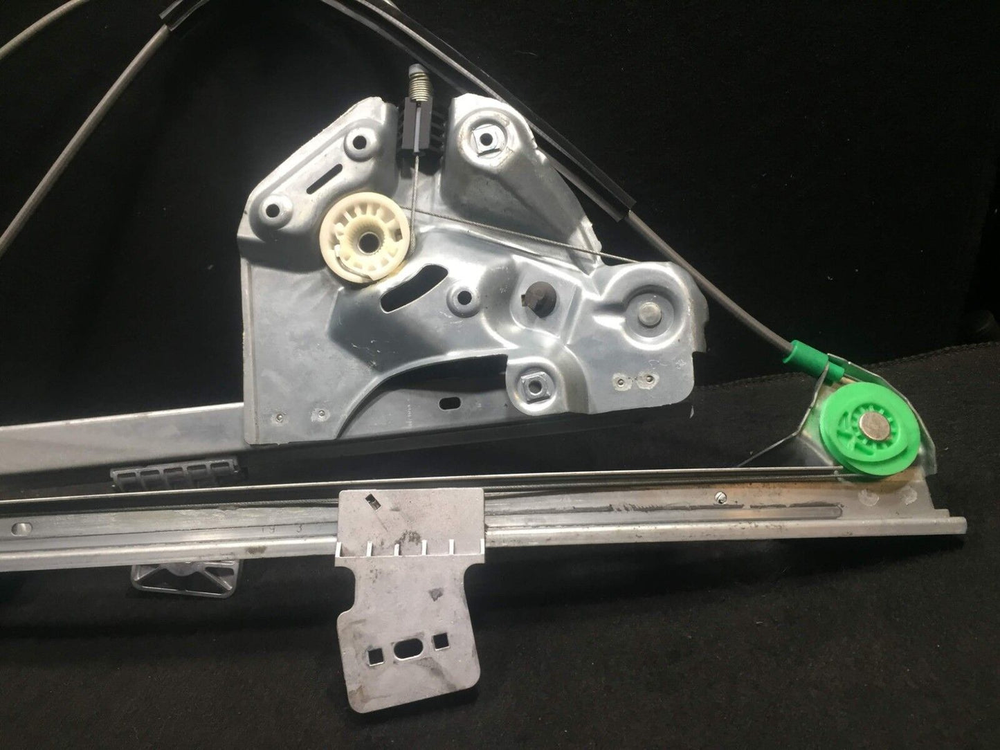 03 04 05 06 07 Cadillac CTS Driver Left Front Window Regulator. No Motor.oem D25