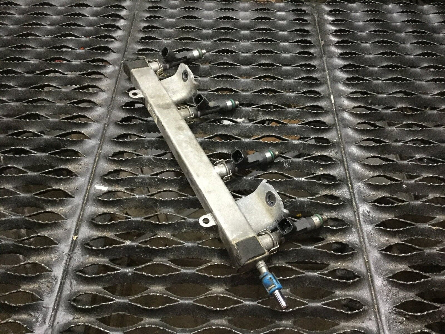 09 10 11 12 13 Mazda 6 Fuel Rail W/ Injectors 2.5l OEM