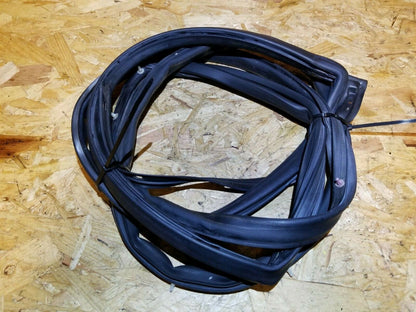 07 08 09 Hyundai Tucson Rear Left Driver Door Weatherstrip Seal OEM 89k