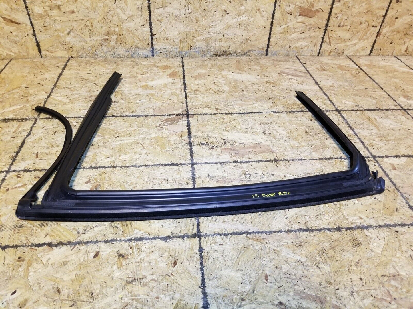 13 14 15 16 Dodge Dart Rear Left Driver Side Door Glass Frame Seal OEM