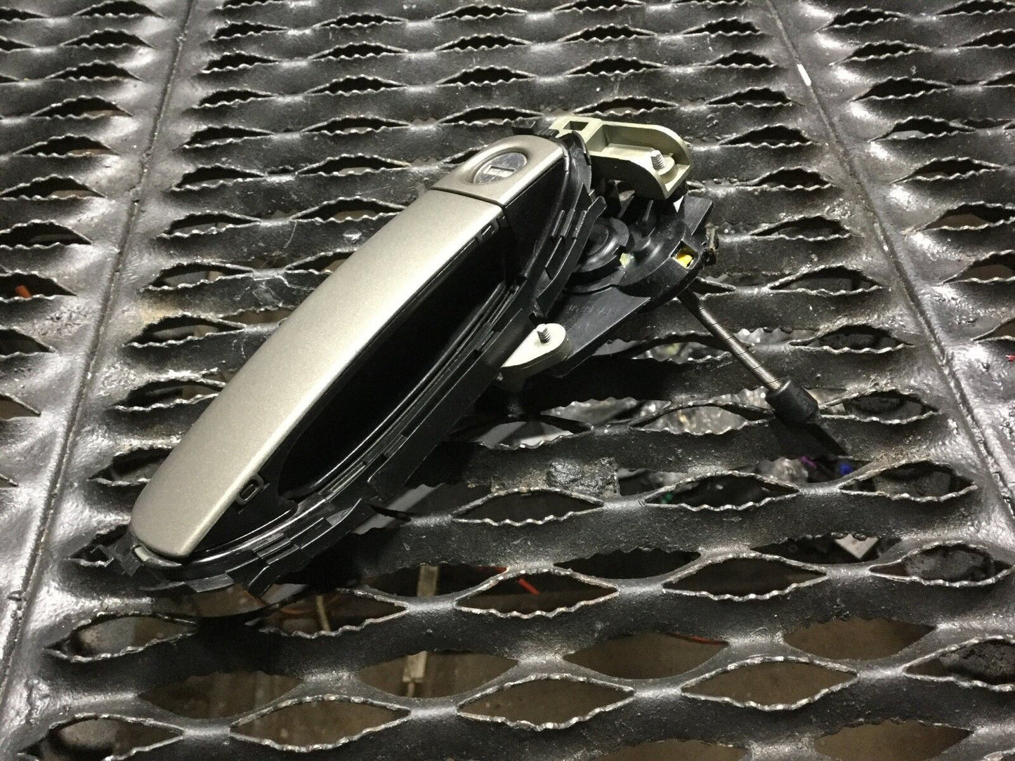 04 05 06 Audi A4 Front Left Driver Side Exterior Door Handle OEM