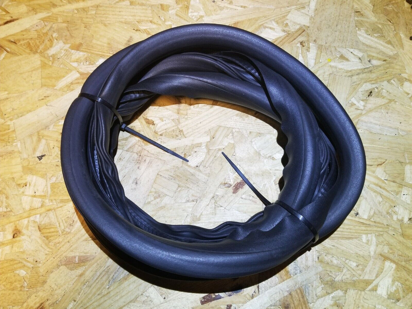 05 06 07 Volvo S40 Front Right Passenger Side Door Weatherstrip Seal OEM