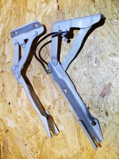 04 05 06 07 BMW 530xi E60 Hood Hinge Left & Right  OEM