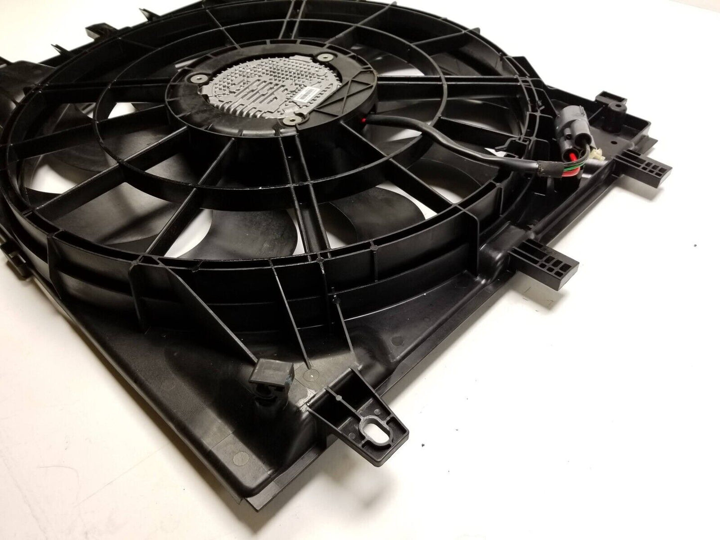 18 19 20 21 Chevrolet Equinox Radiator Cooling Fan 1.5l OEM *shroud Has Damage*