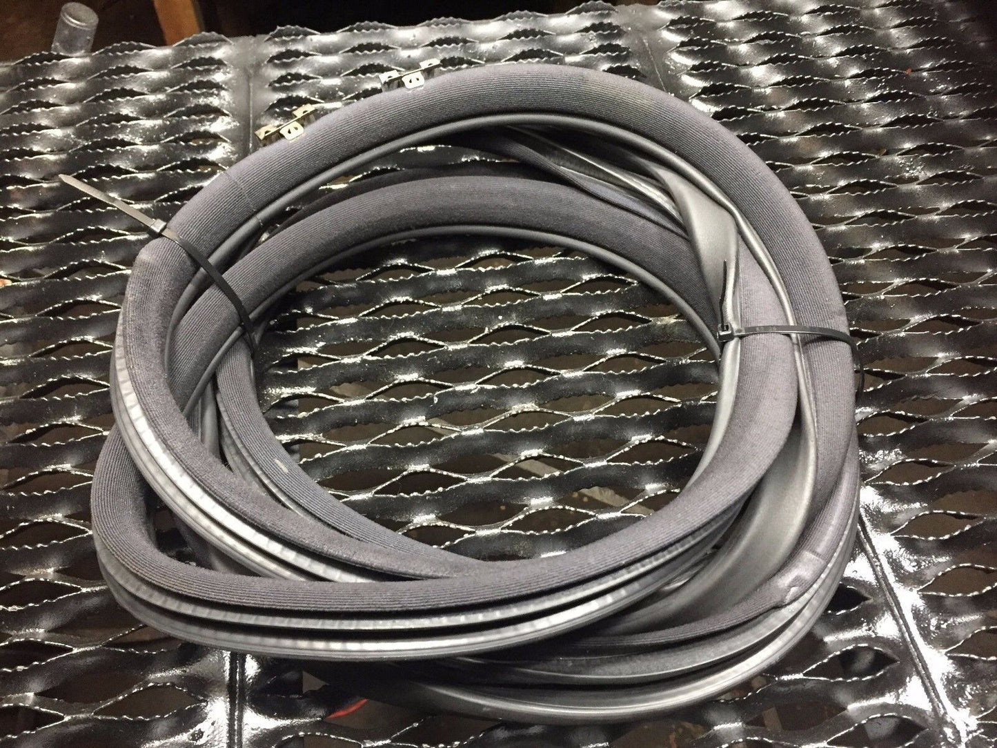 03 04 05 Mercedes W203 Coupe Right Pass Side Door Weatherstrip Seal OEM