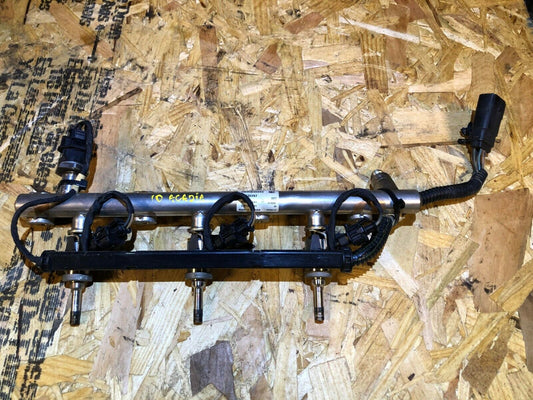 13 14 15 GMC Acadia Fuel Rail W/ Injectors Left Driver Side 12632257 OEM