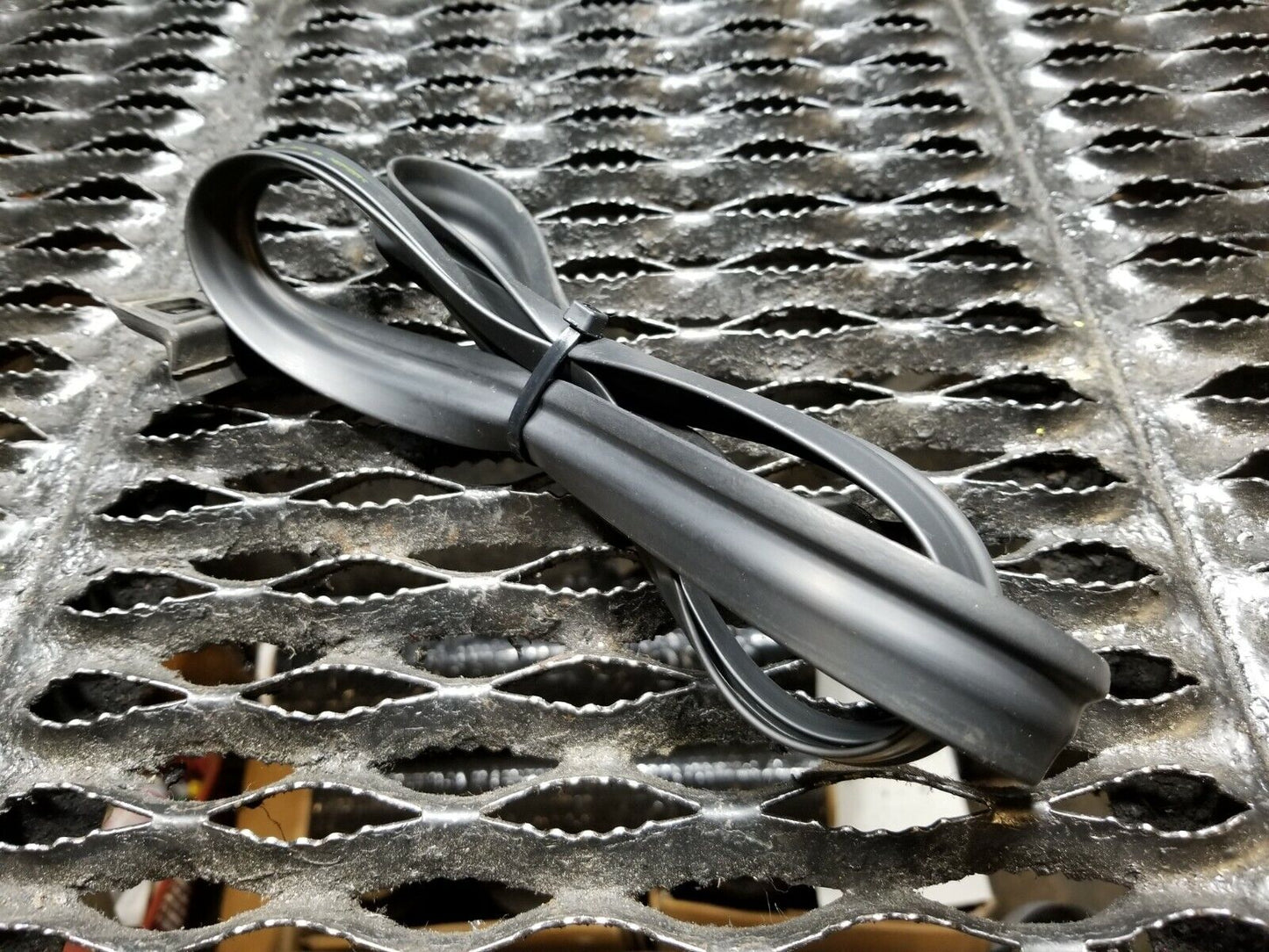 06 07 08 09 10 11 Hyundai Azera Front Right Pass Side Door Weaterstrip Seal OEM