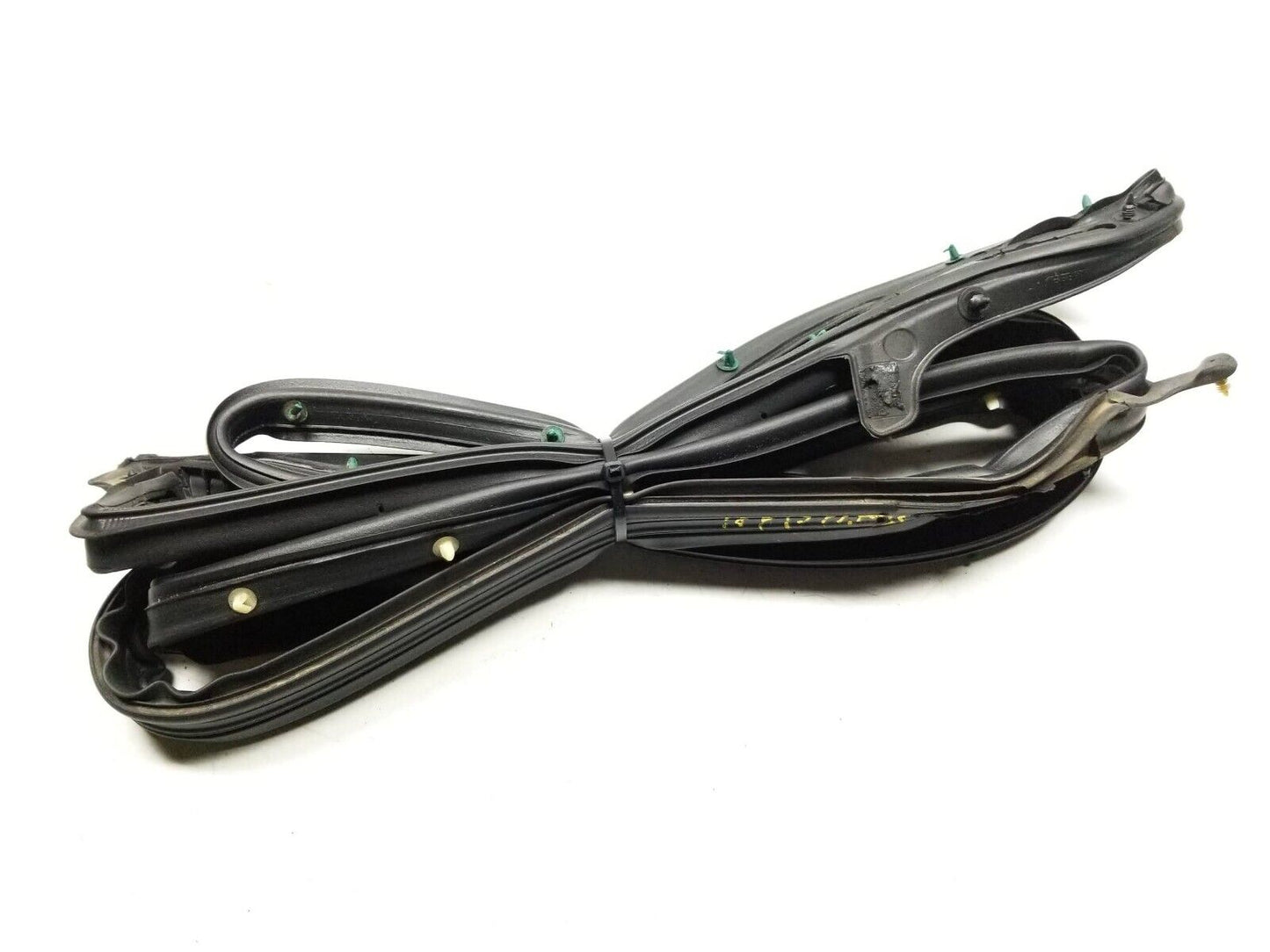 2013 - 2018 Cadillac Ats Front Door Weatherstrip Seal Passenger Side Right OEM