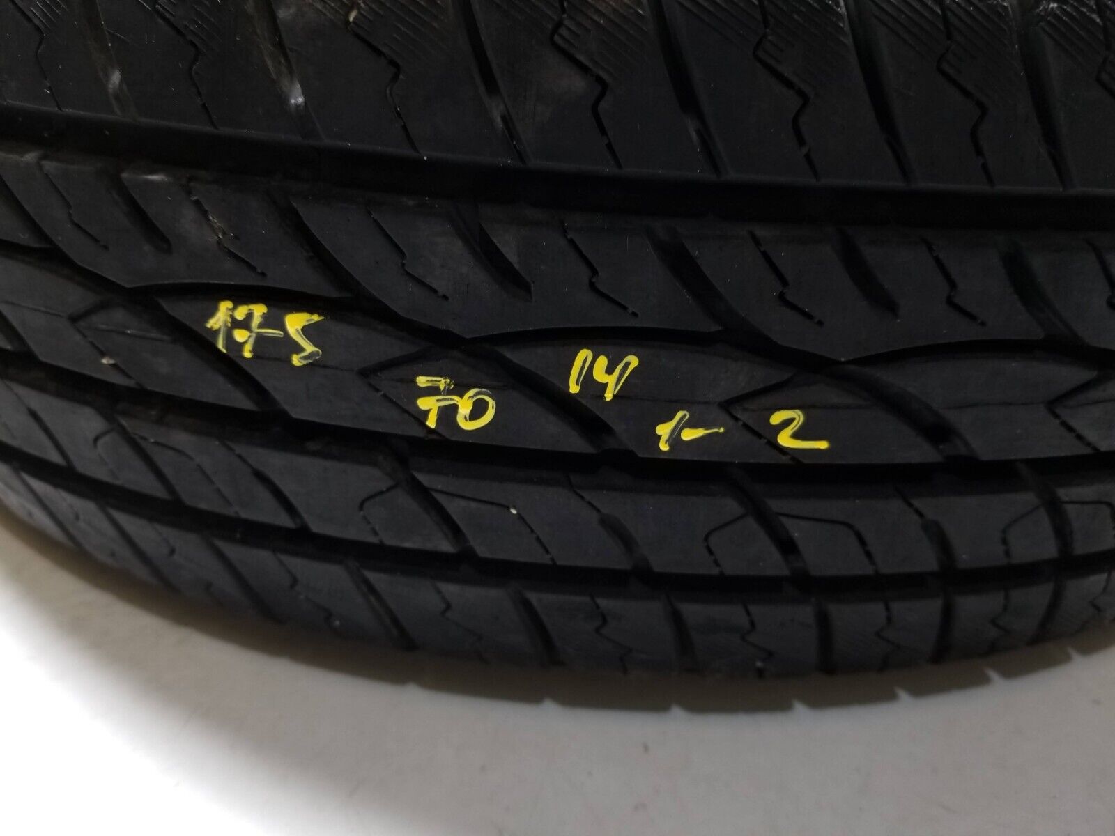 USED HIGHWAY TOURING MAVIS ALL SESON 175/70 R14 88T Tire 9.5/32