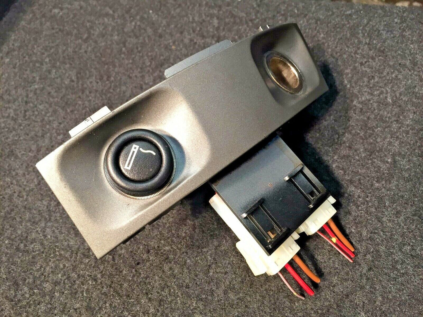 02 03 04 05 BMW 745i E65 E66 Rear Center Console Cigarette Lighter 7002402 OEM