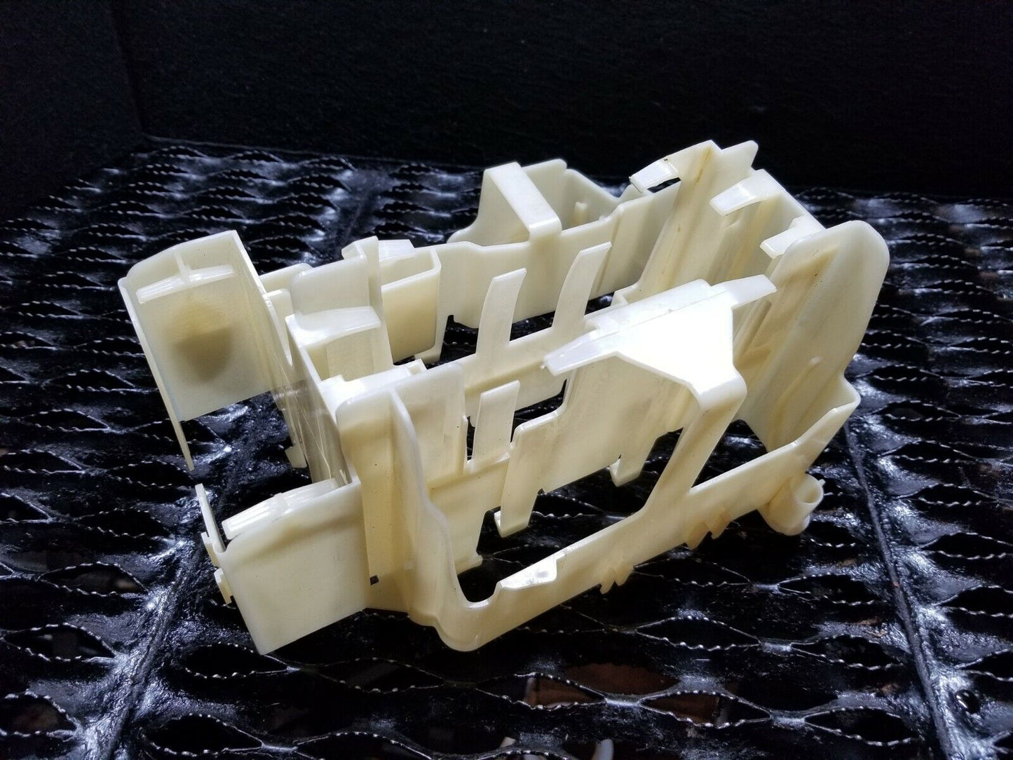 06 07 08 09 10 BMW 650i E63 Front Fuse Box Module Bracket Holder 7520900 OEM