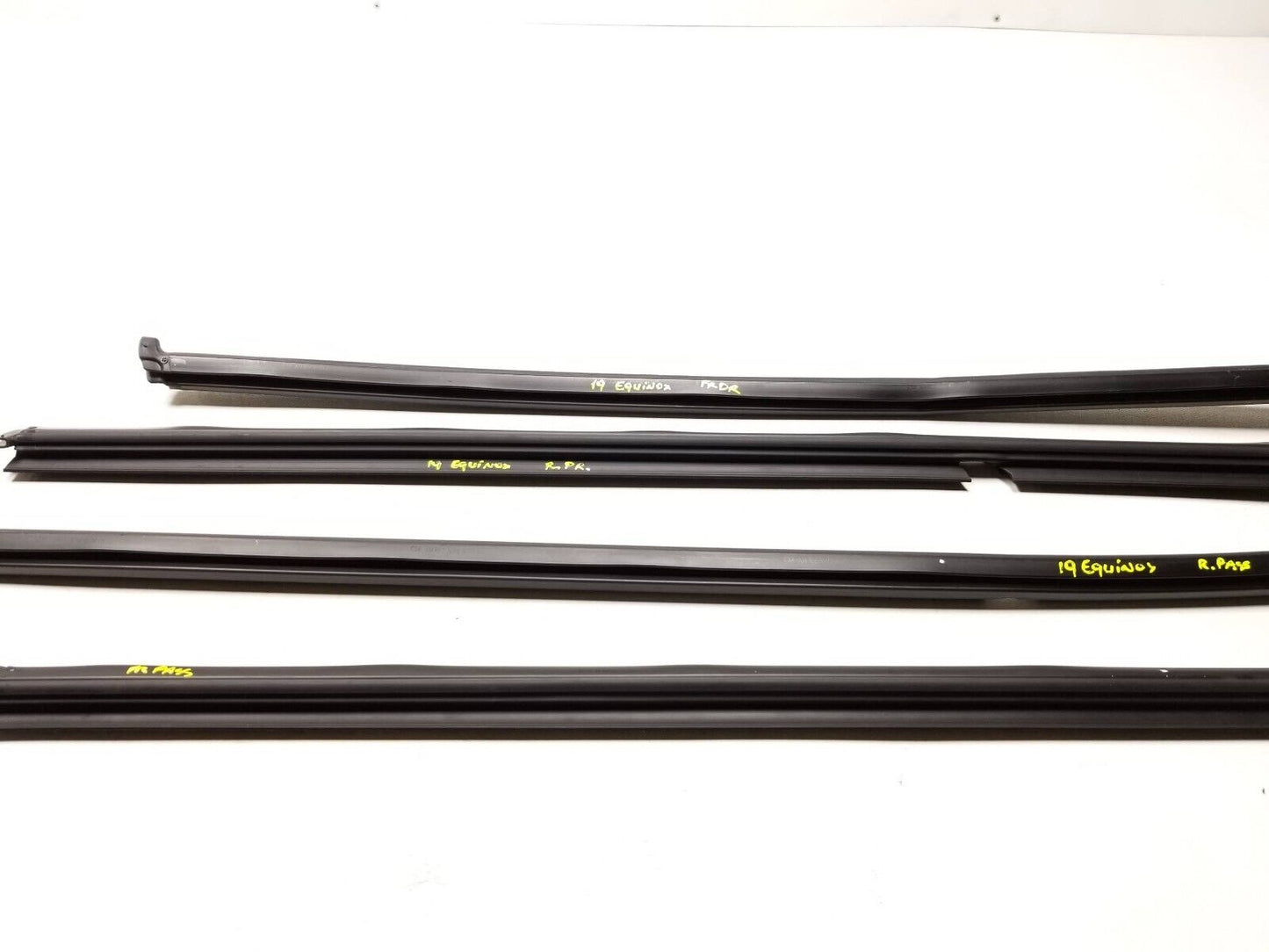 18 19 20 21 Chevrolet Equinox Door Window Weatherstrip Slot Seal 4pcs OEM