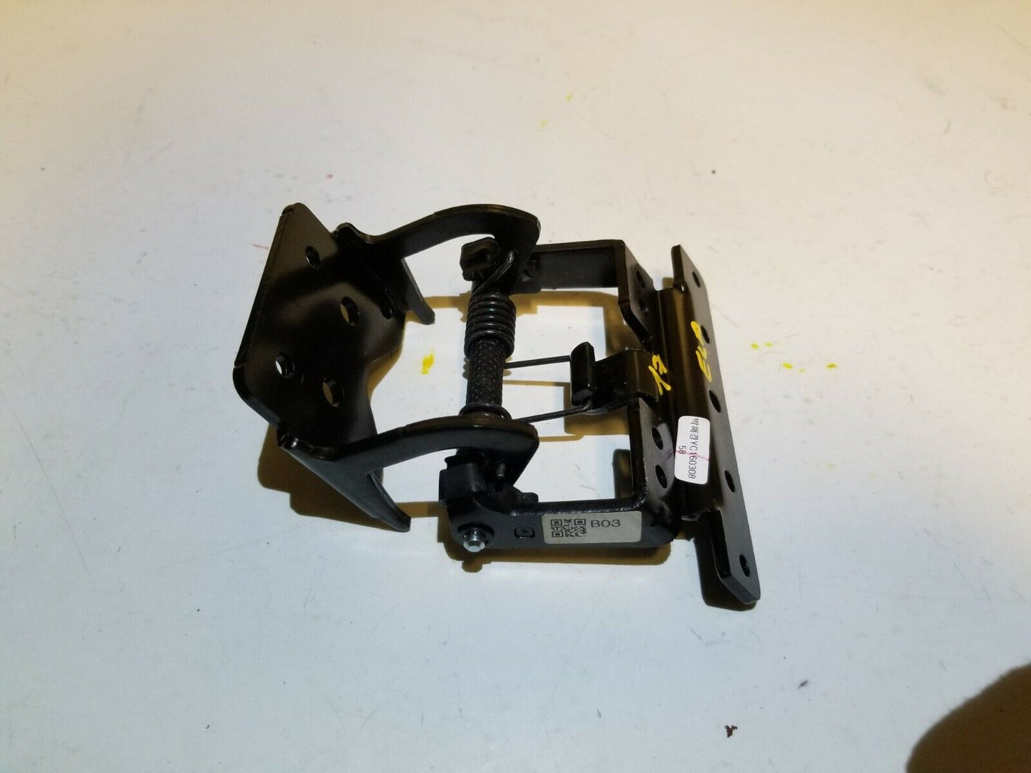 17 18 Hyundai Elantra Sedan Center Console Armrest Bracket Hinge OEM