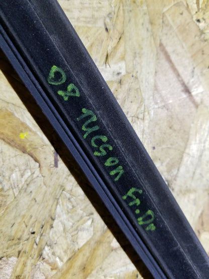 07 08 09 Hyundai Tucson Front Driver Door Window Glass Seal Belt Molding OEM 89k
