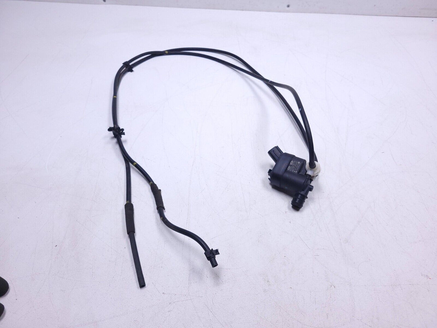 20 21 22 Hyundai Venue Windshield Washer Pump 98510-m4000 OEM