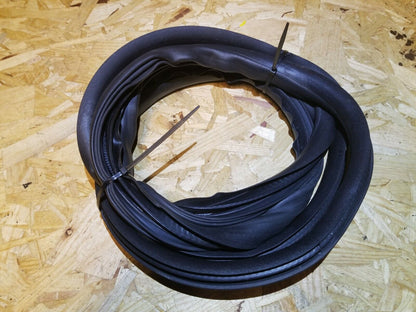 05 06 07 Volvo S40 Front Right Passenger Side Door Weatherstrip Seal OEM