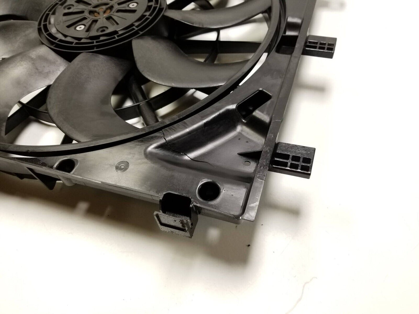 18 19 20 21 Chevrolet Equinox Radiator Cooling Fan 1.5l OEM *shroud Has Damage*