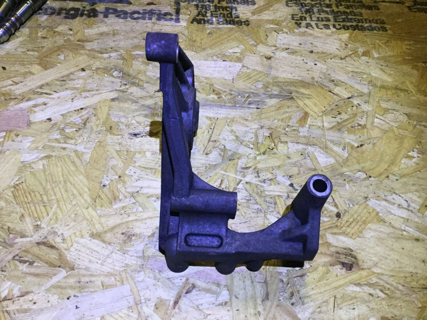04 05 06 07 Cadillac CTS 2.8l Alternator Support Mounting Bracket OEM