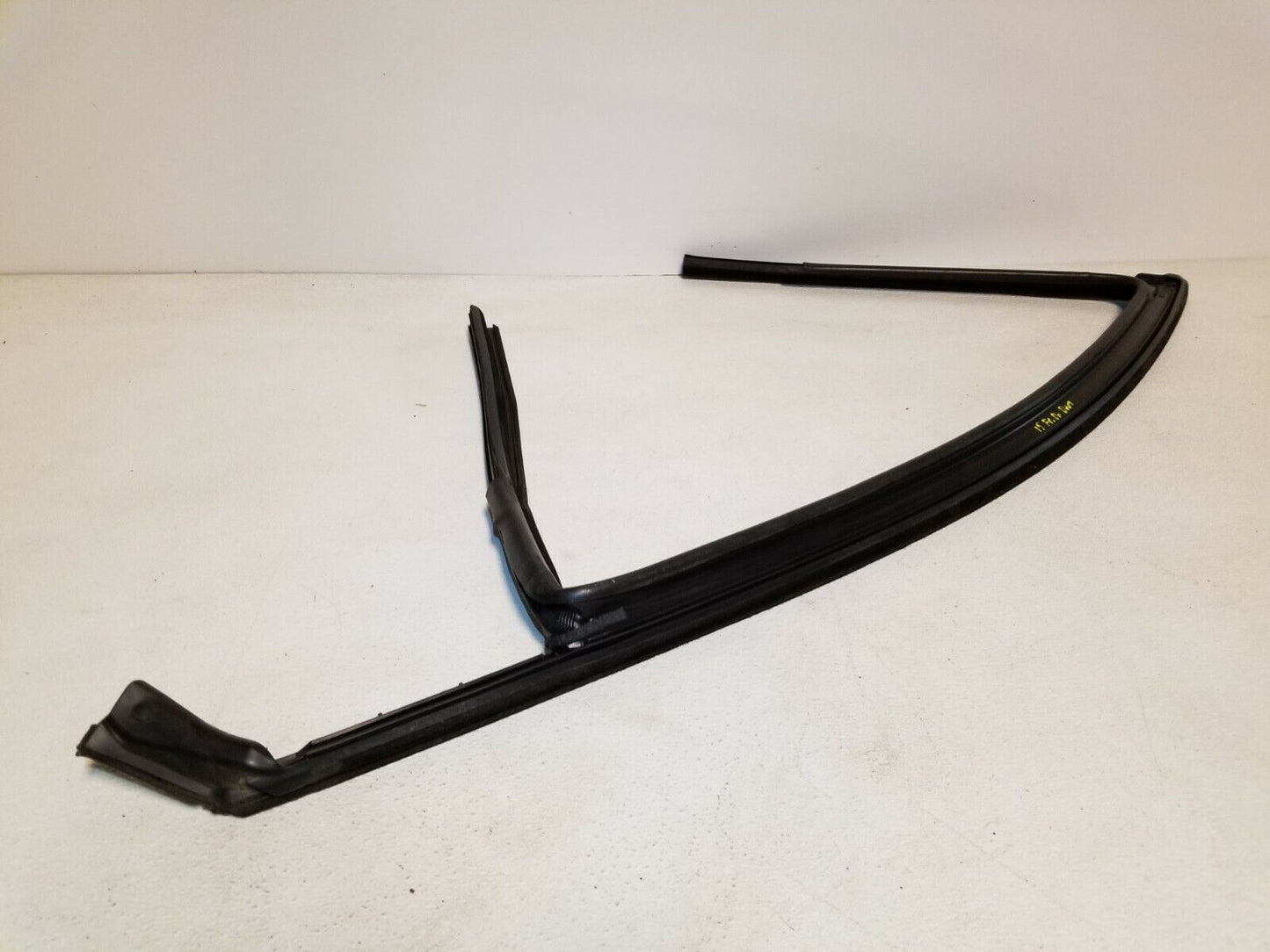 13 14 15 16  Dodge Dart Front Left Driver Door Run Glass Weather Strip OEM 76k