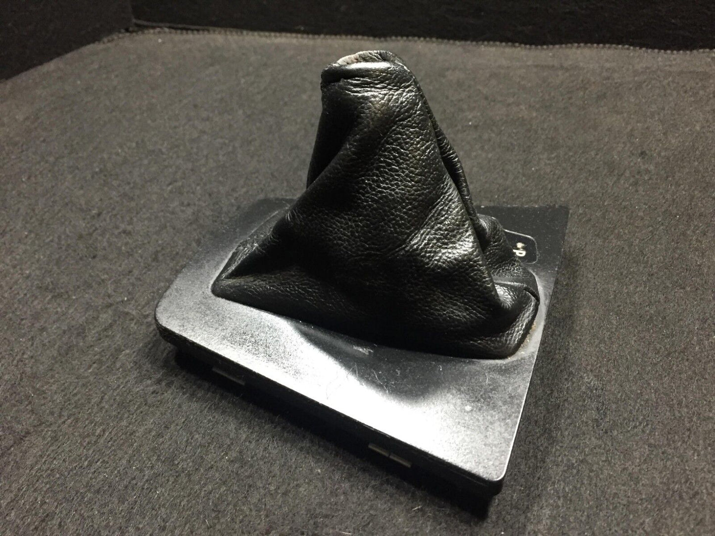07 08 09 10 BMW X3 E83 Shifter Trim Boot W/ Indicator 35488 OEM D34