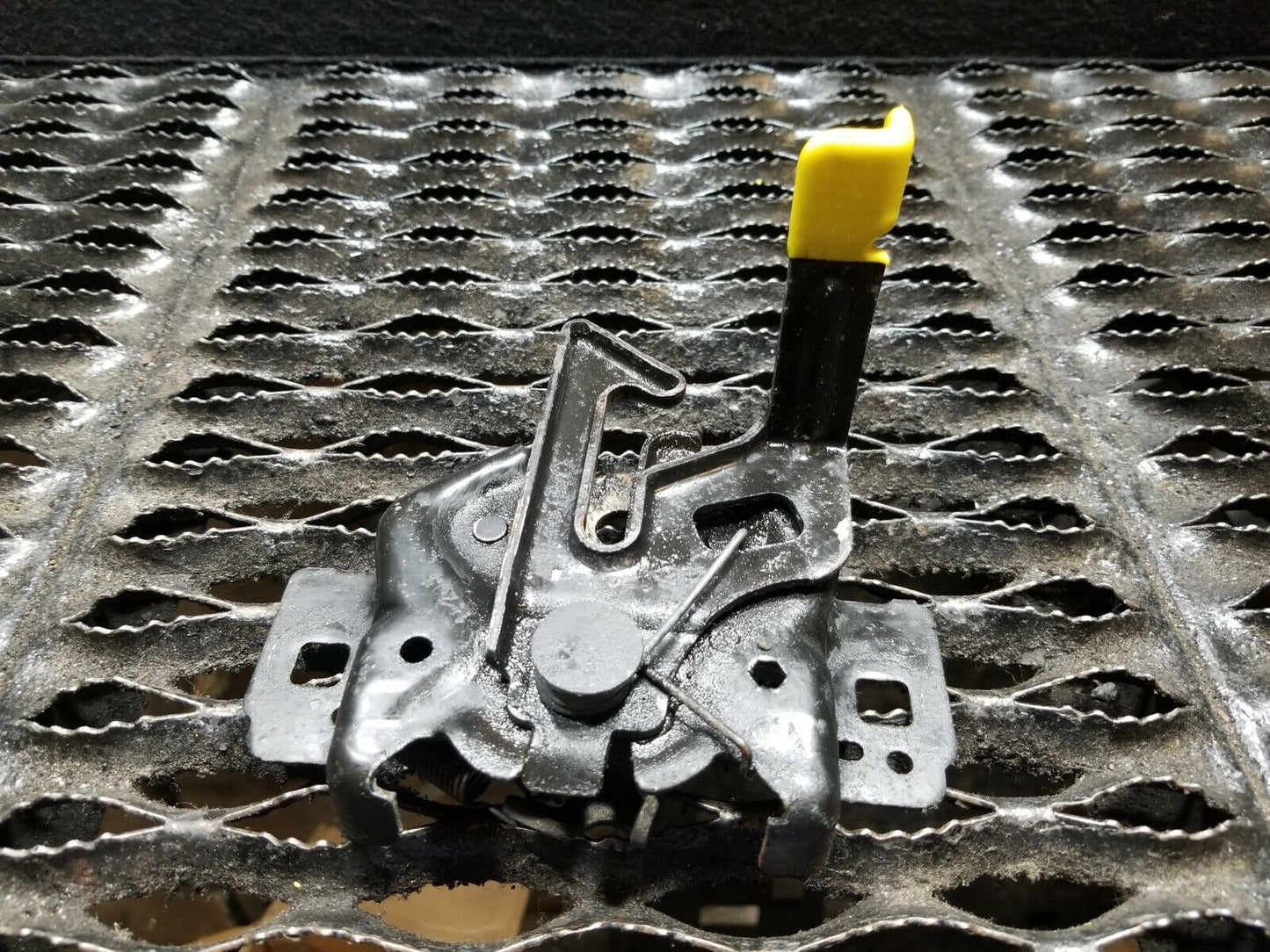 05 06 07 08 09 Ford Mustang Cabrio Hood Lock Latch Actuator OEM 44k