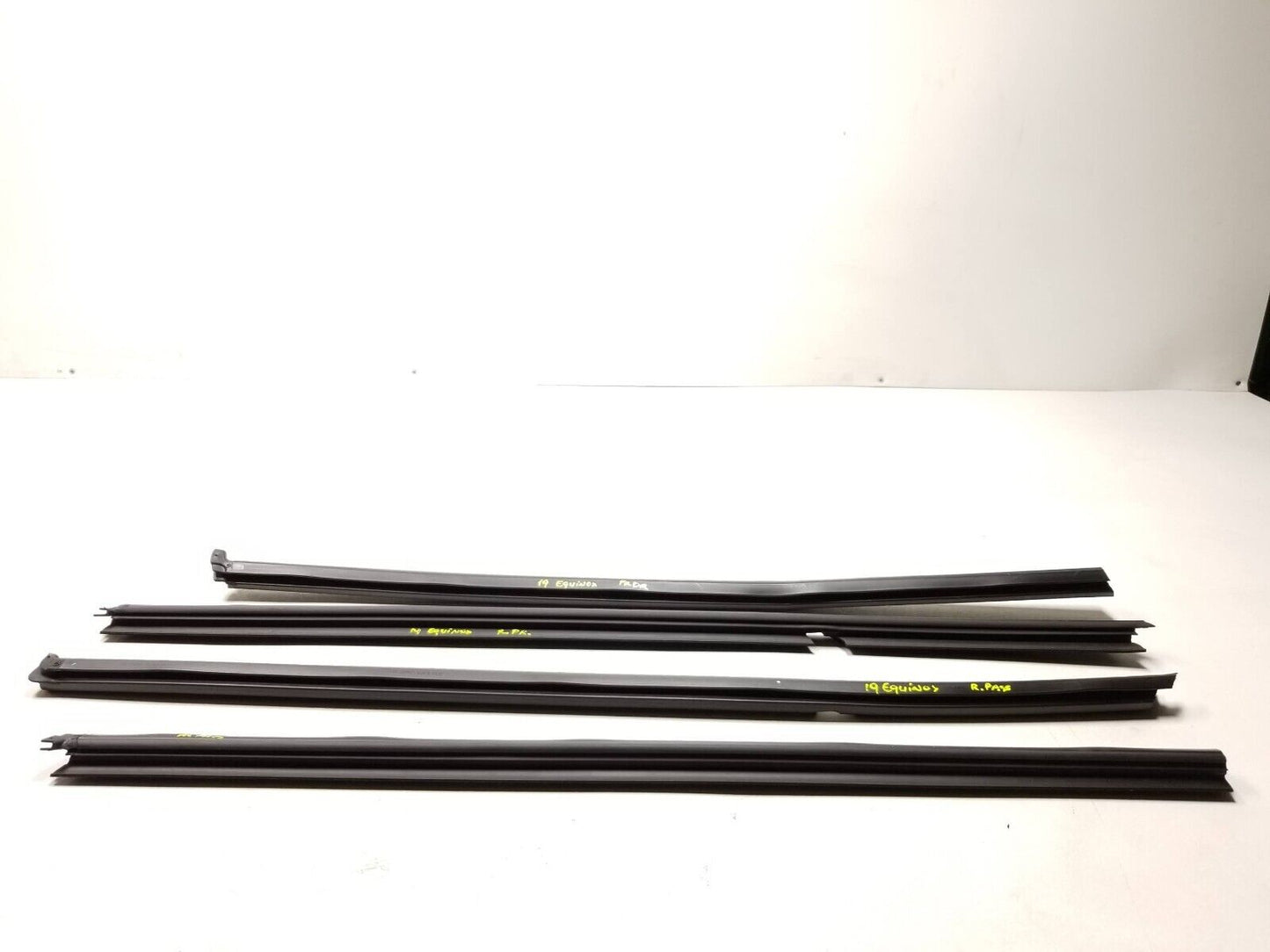 18 19 20 21 Chevrolet Equinox Door Window Weatherstrip Slot Seal 4pcs OEM