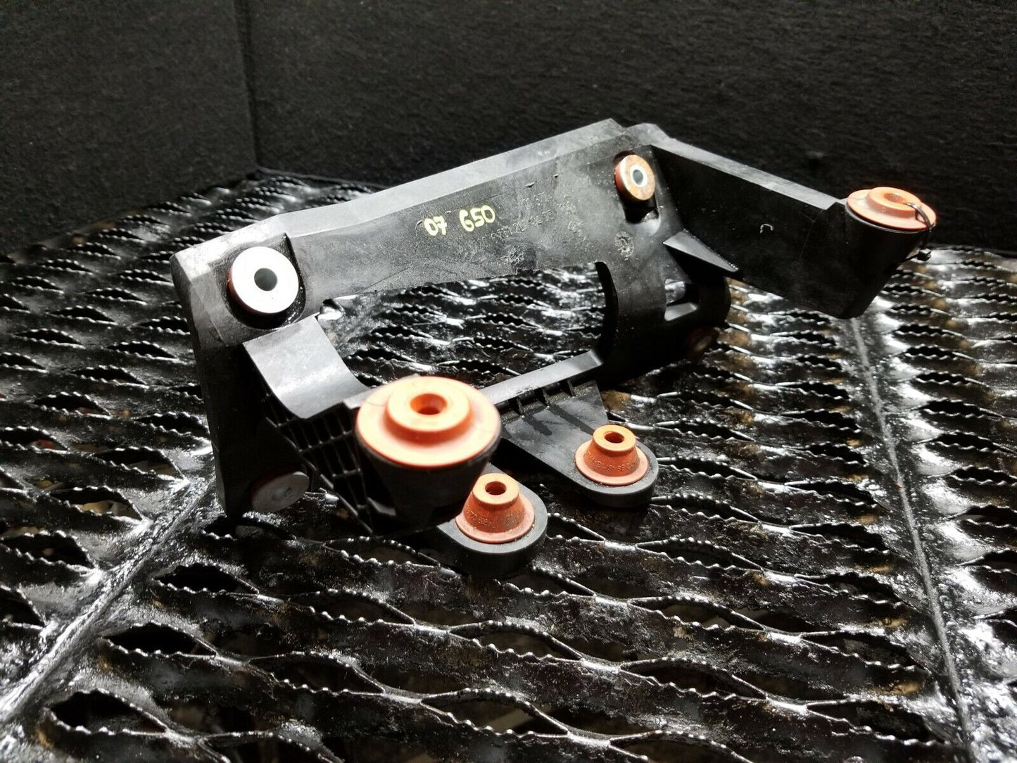 06 07 08 09 10 BMW 650i E63 Dynamic Drive Valve Block Pump Support Bracket OEM