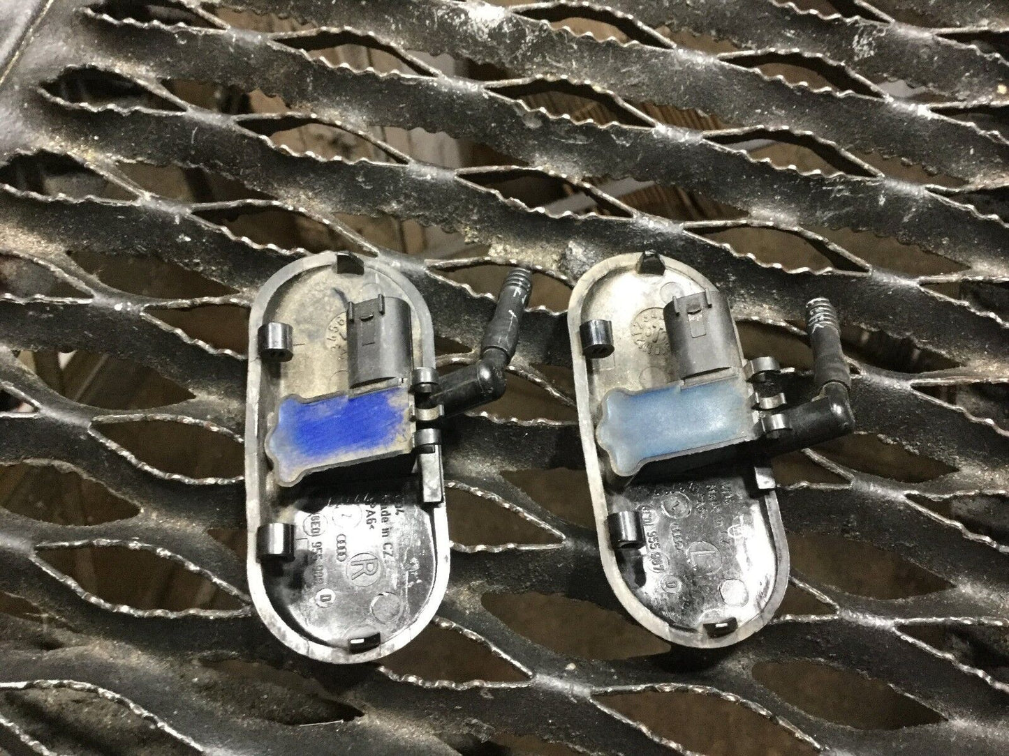 05 06 07 08 Audi A4 Right Or Left Washer Sprayer Nozzle OEM Per Each 1pc