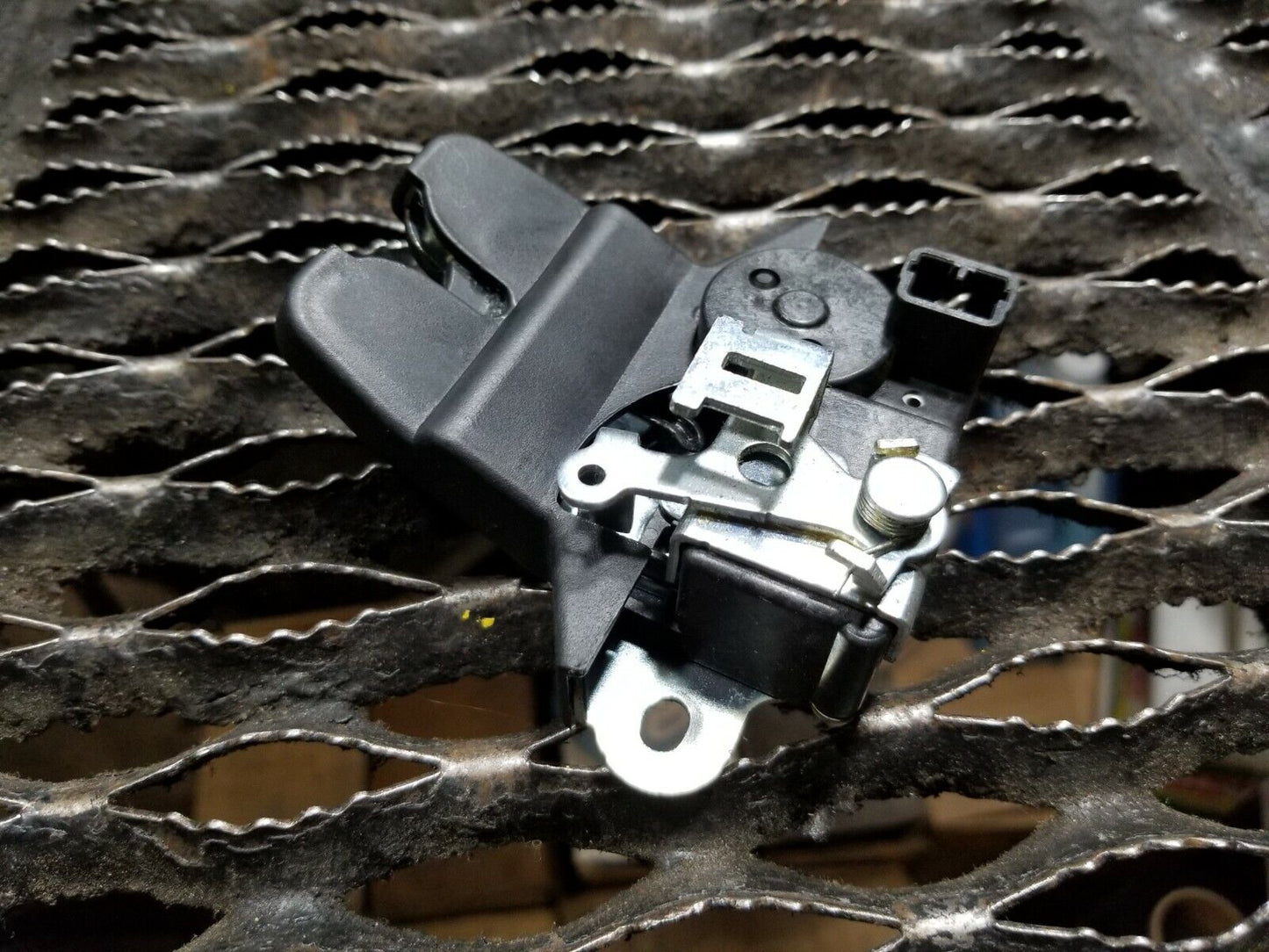 10 11 12 Hyundai Genesis Coupe Trunk Lid Tailgate Lock Latch Actuator OEM