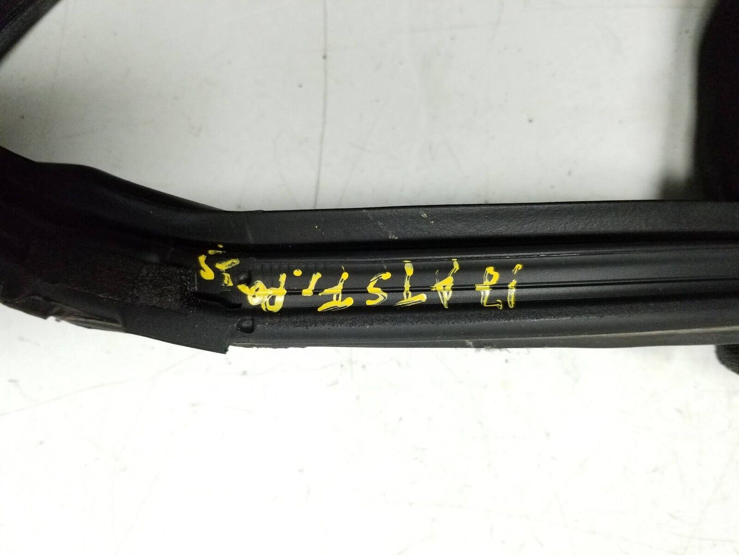 2013 - 2018 Cadillac Ats Front Door Weatherstrip Seal Passenger Side Right OEM