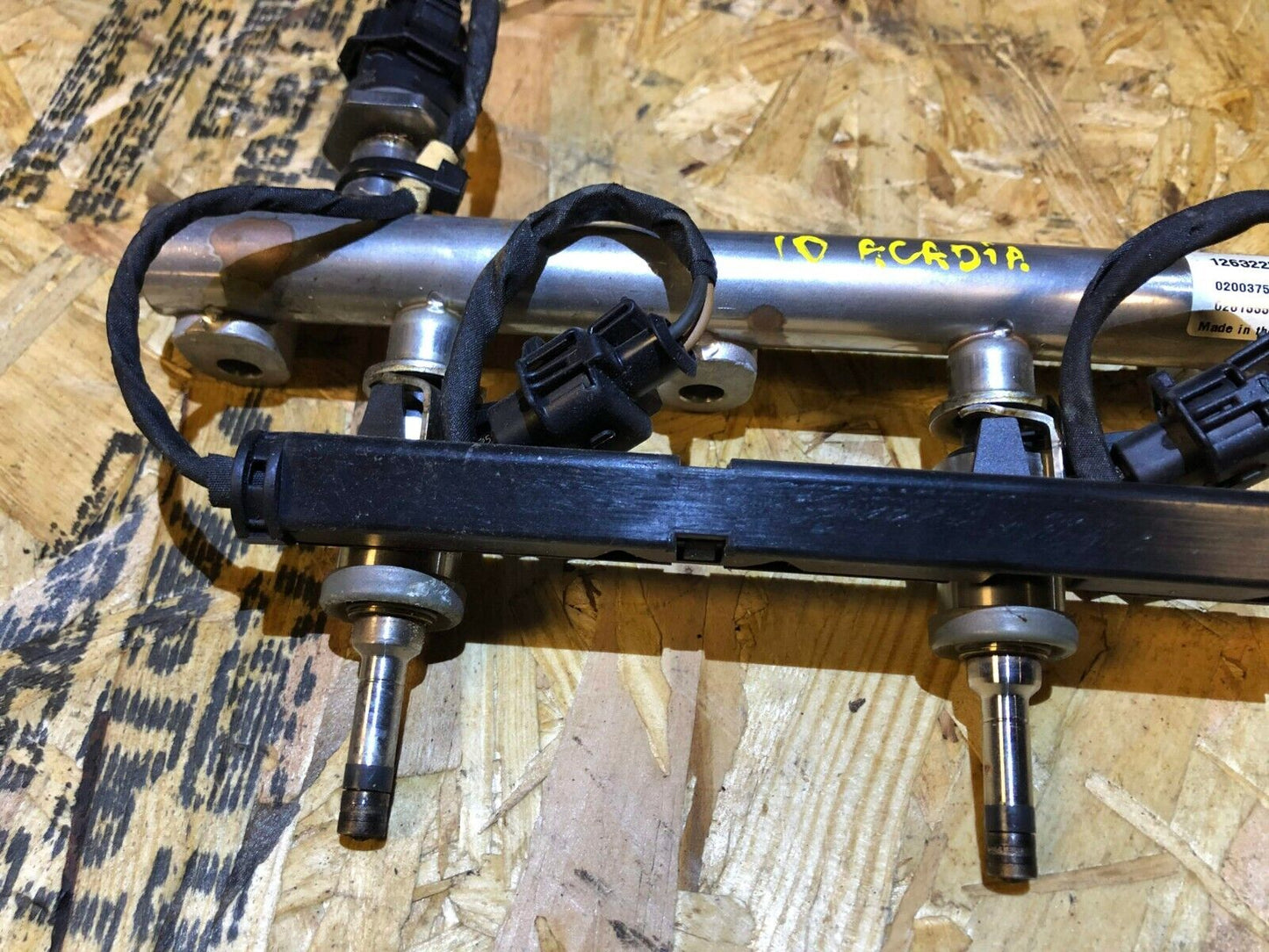 13 14 15 GMC Acadia Fuel Rail W/ Injectors Left Driver Side 12632257 OEM