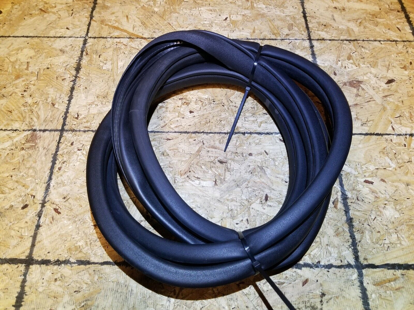 07 08 09 10 Mercedes-benz R350 Front Right Passenger Door Weatherstrip Seal OEM