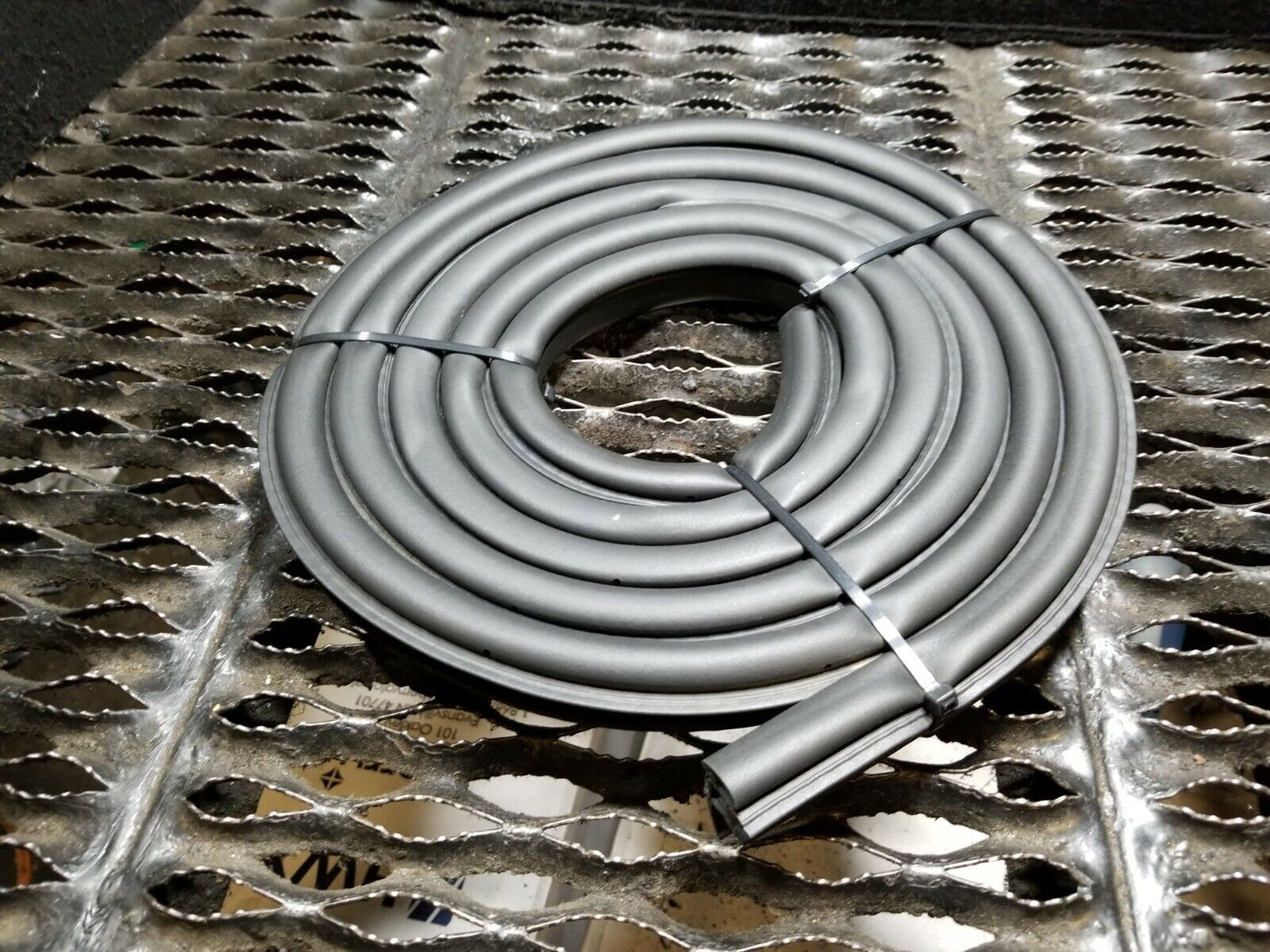 12 13 14 15 16 Jeep Patriot Front Right Pass Door Weatherstrip Seal OEM 54k