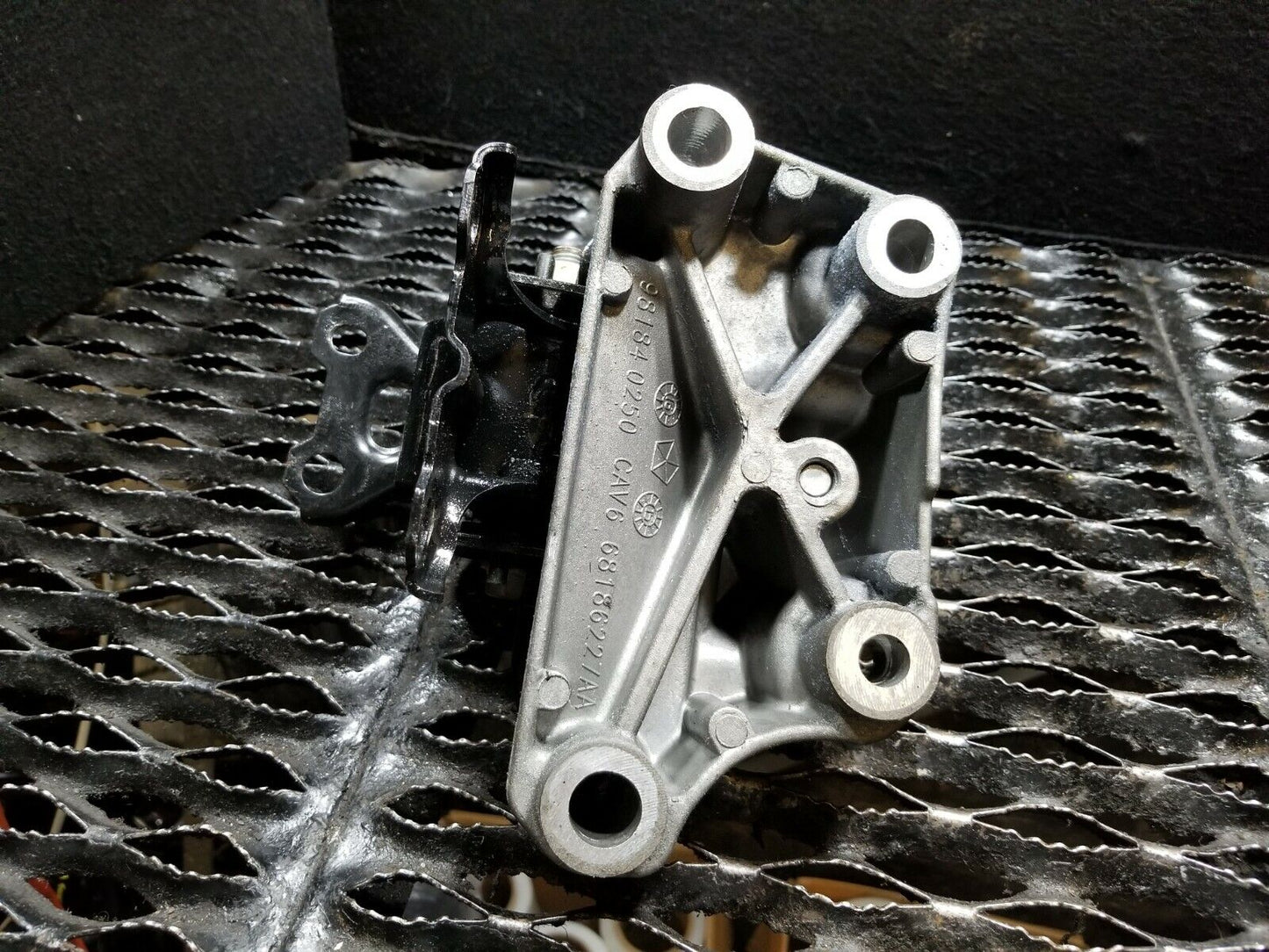 13 14 15 16 Jeep Compass 2.4l Automatic Transmission Mount Bracket Left OEM 30k