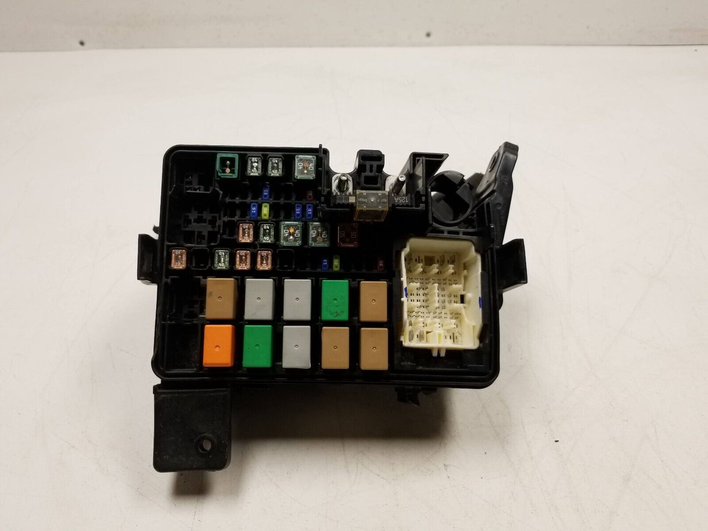 20 21 22 Hyundai Venue Fuse Box Only 91270-k2020 Oem. For Parts