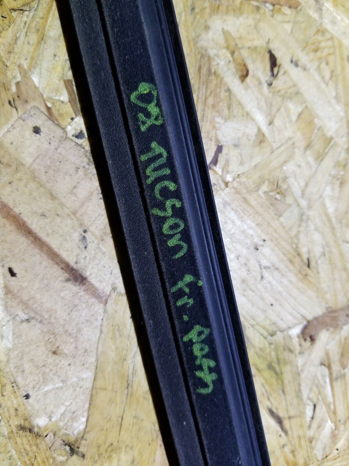 07 08 09 Hyundai Tucson Front Pass Door Window Glass Seal Belt Molding OEM 89k