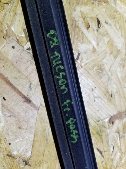 07 08 09 Hyundai Tucson Front Pass Door Window Glass Seal Belt Molding OEM 89k