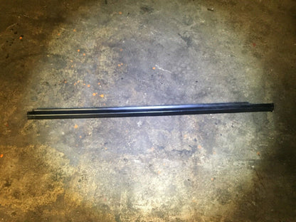 99 00 01 02 03 Mercedes W163 Front Driver Side Door Window Glass Molding OEM D34