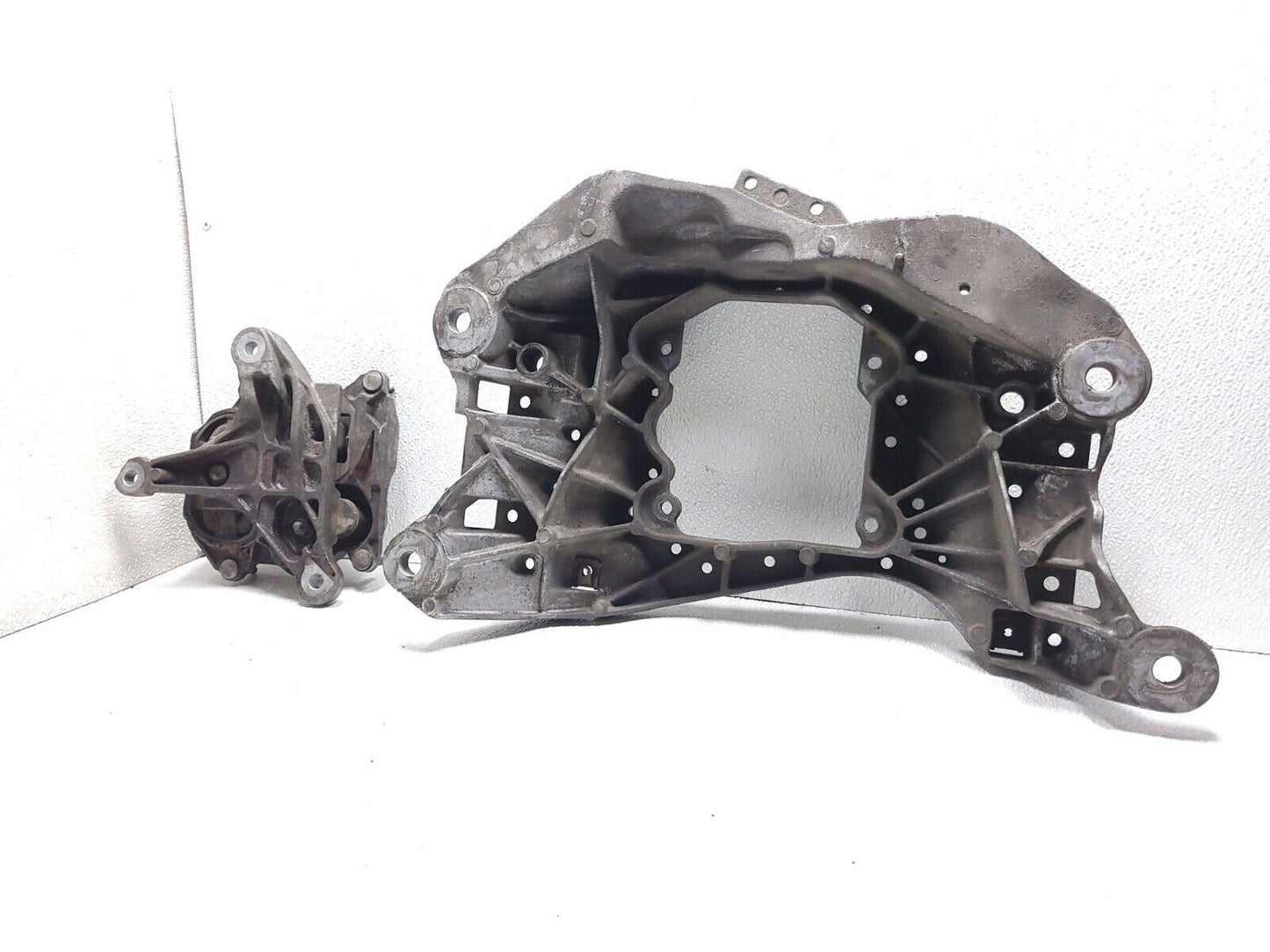 12 13 14 15 16 17 Audi A7 Automatic Transmission Crossmember Mount Bracket OEM