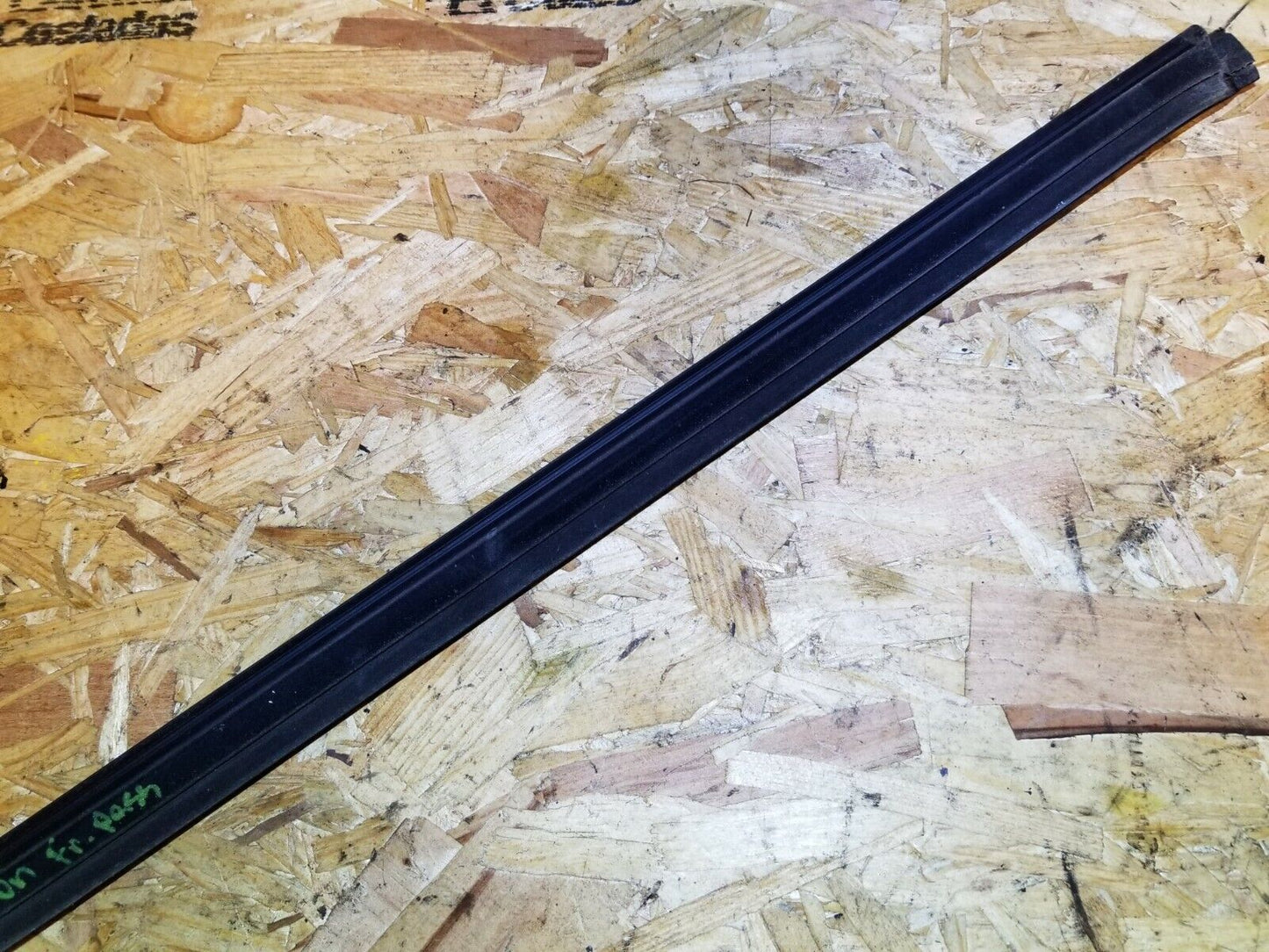 07 08 09 Hyundai Tucson Front Pass Door Window Glass Seal Belt Molding OEM 89k
