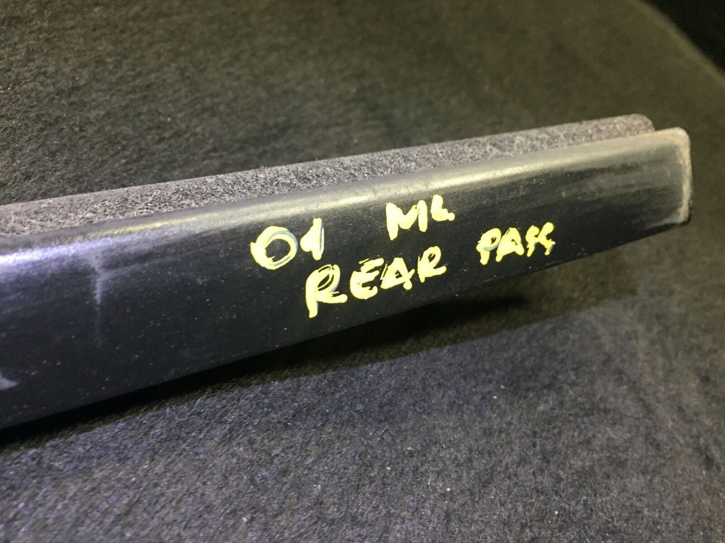 98 99 00 01 Mercedes W163 Ml320 Rear Passenger Outer Weahetstrip Seal OEM D34