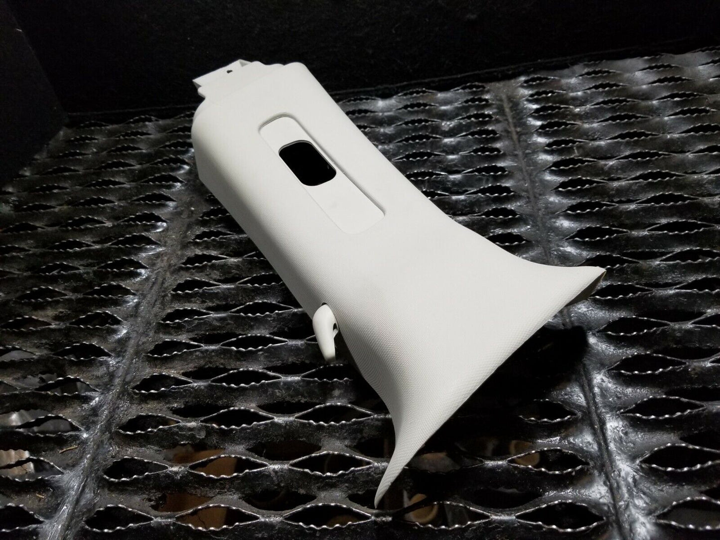 05 06 07 Dodge Magnum Right Passenger Side B Pillar Upper Trim Cover OEM