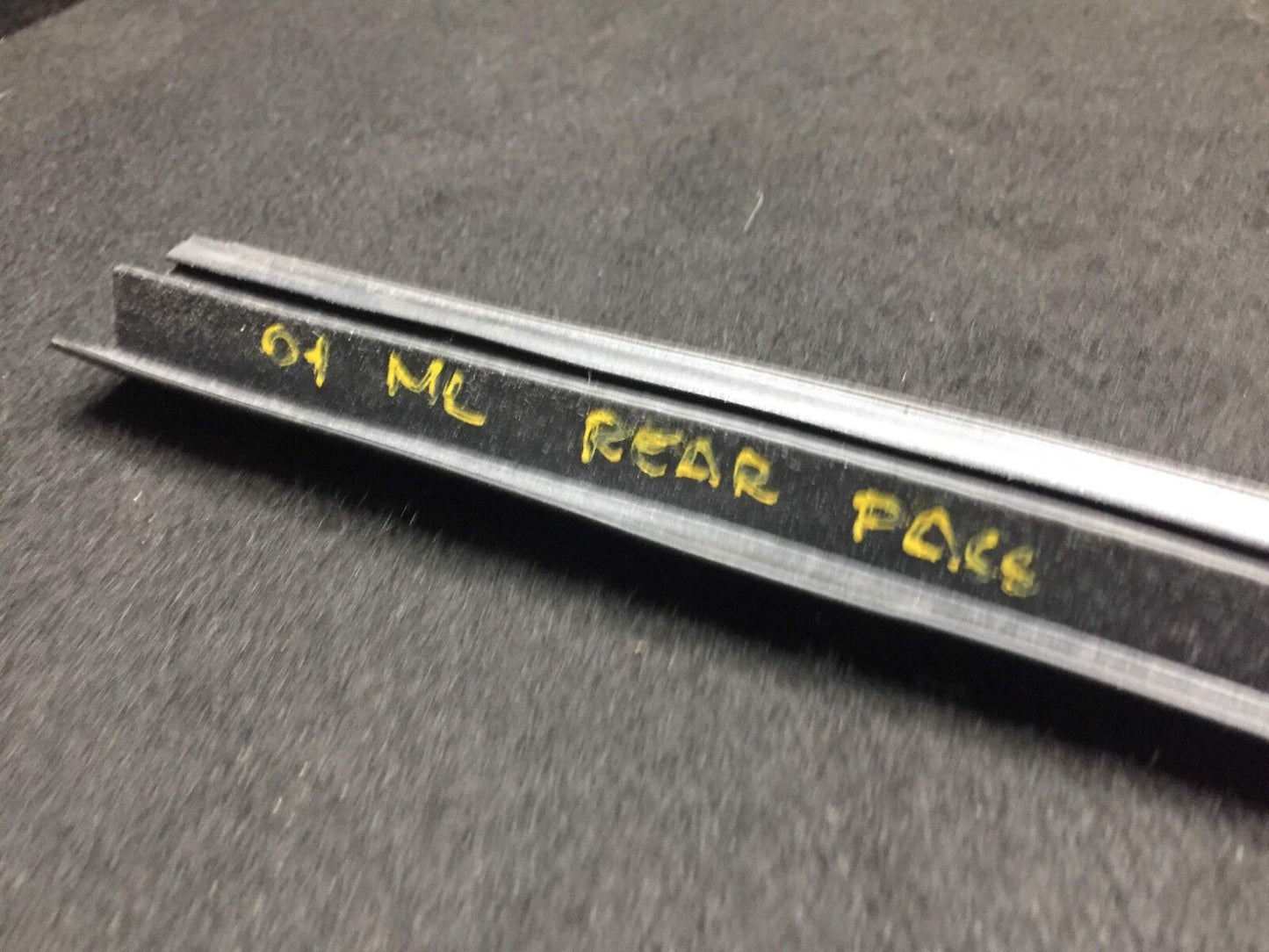98 99 00 01 Mercedes W163 Ml320 Rear Passenger Weahetstrip Seal OEM D34
