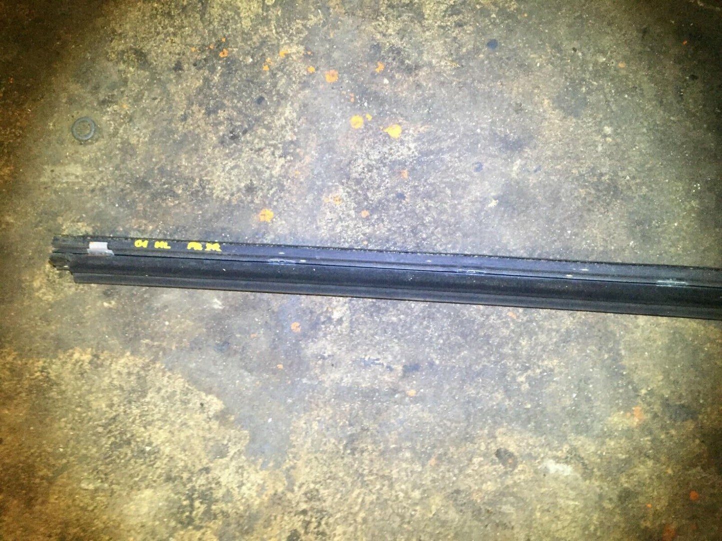 99 00 01 02 03 Mercedes W163 Front Driver Side Door Window Glass Molding OEM D34