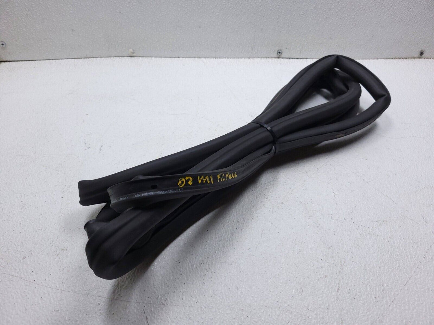 06 07 08 09 10 11 Mercedes Ml500 Door Weatherstrip Seal Front Right Pass OEM